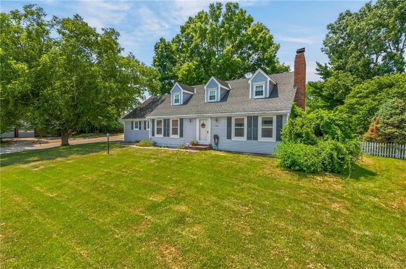 602 Greenbriar Ter, St Joseph, MO 64506