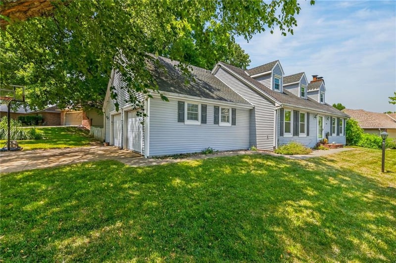 602 Greenbriar Ter, St Joseph, MO 64506