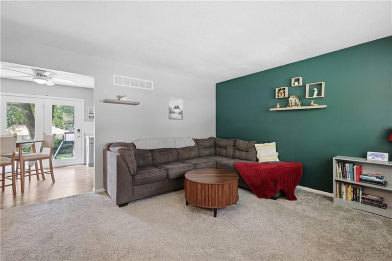 104 Gladstone Dr, Blue Springs, MO 64014