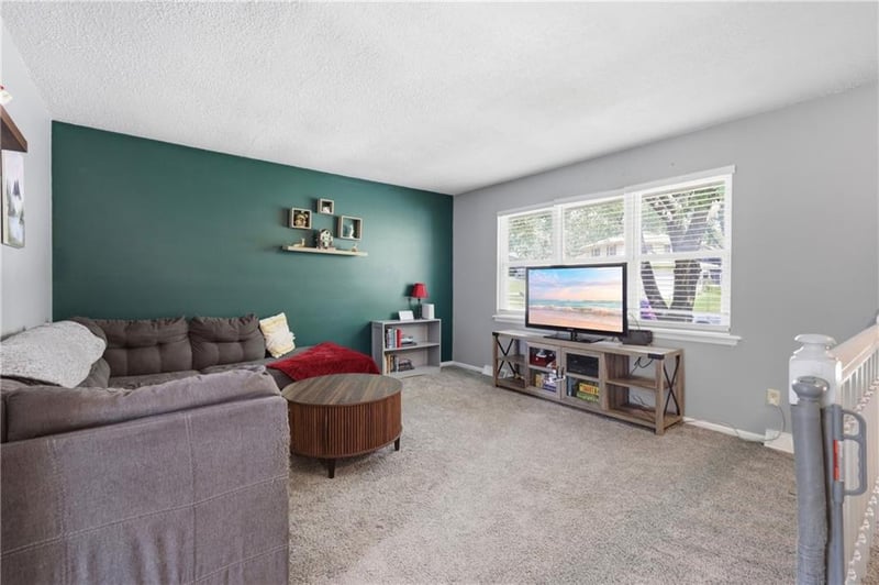 104 Gladstone Dr, Blue Springs, MO 64014