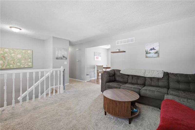 104 Gladstone Dr, Blue Springs, MO 64014