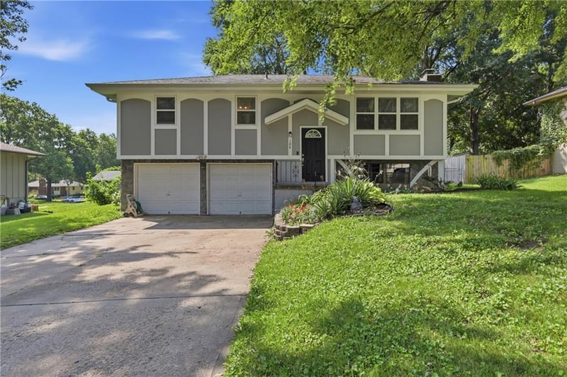 104 Gladstone Dr, Blue Springs, MO 64014