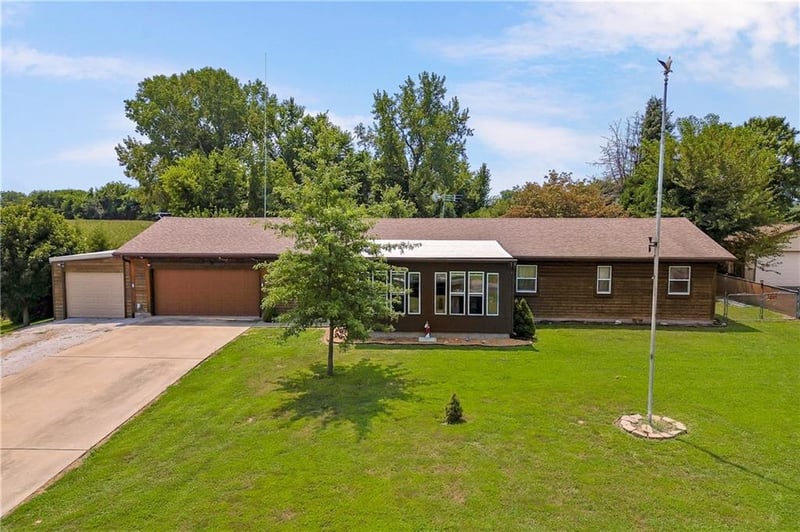 12086 Mike Rd, Lexington, MO 64067