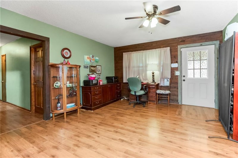 12086 Mike Rd, Lexington, MO 64067