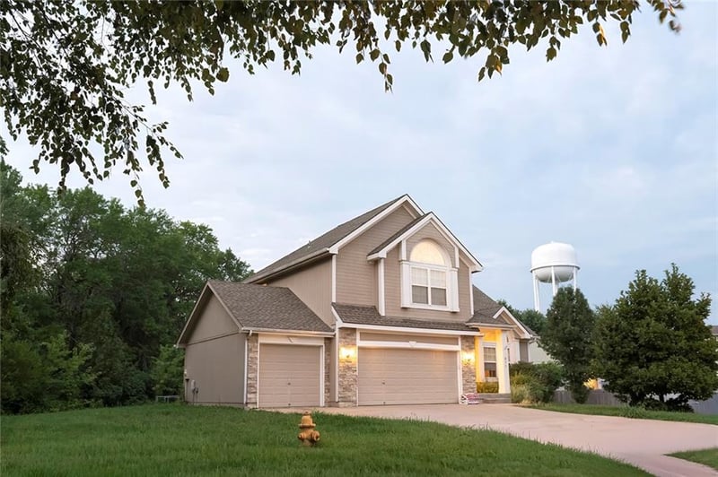 611 Timber Crest Ct, Raymore, MO 64083