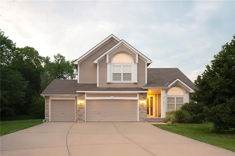 611 Timber Crest Ct, Raymore, MO 64083