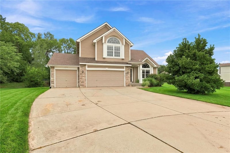 611 Timber Crest Ct, Raymore, MO 64083