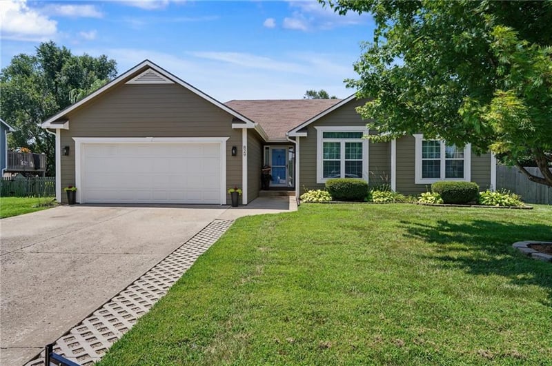 829 12th St, Eudora, KS 66025