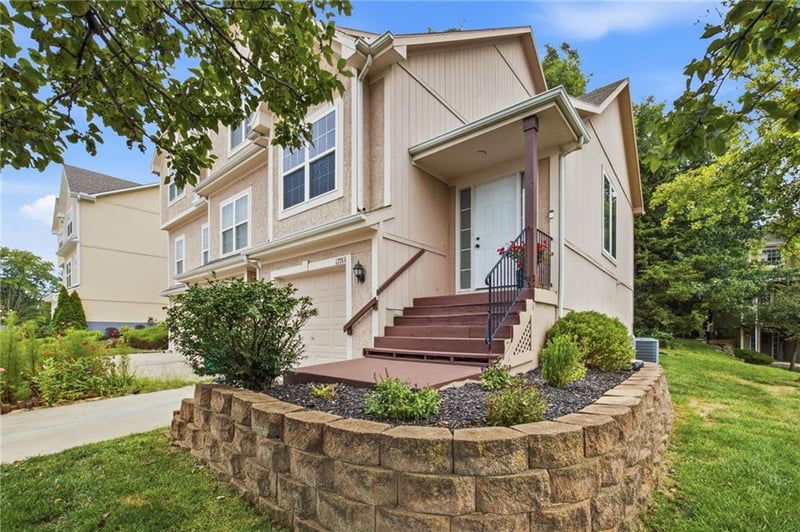 13744 Grove Ave, Bonner Springs, KS 66012