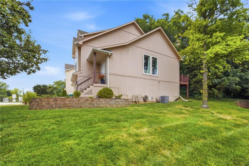 13744 Grove Ave, Bonner Springs, KS 66012