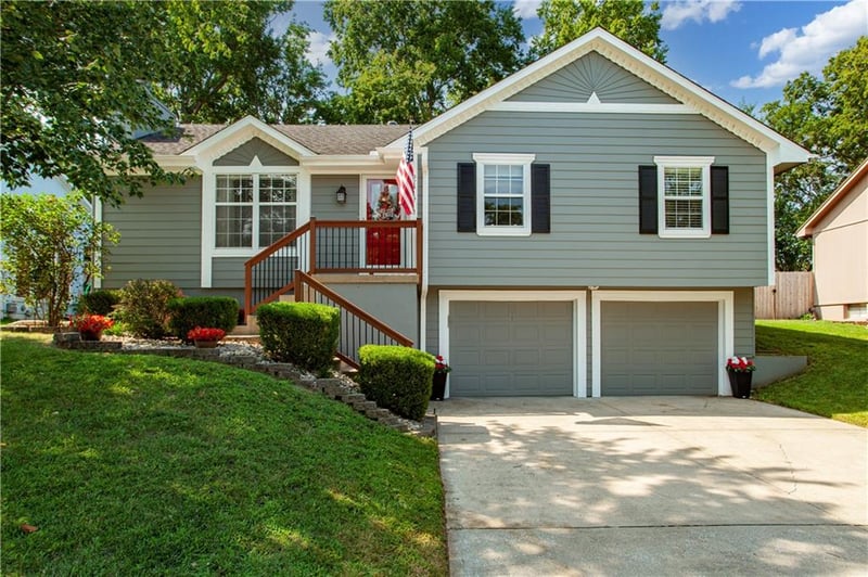 2417 NE Bridgeport Dr, Lee's Summit, MO 64086