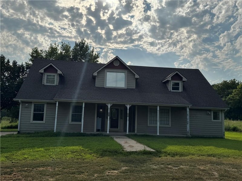 15833 206th St, Tonganoxie, KS 66086