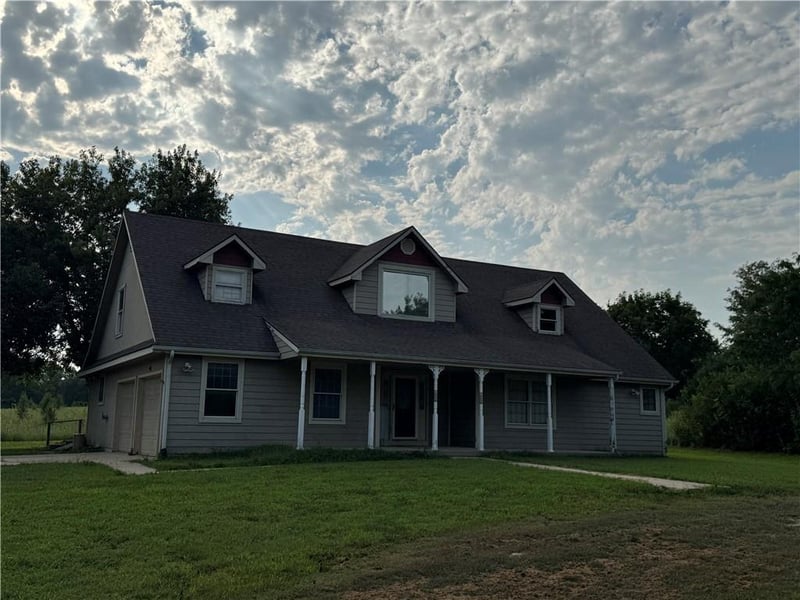 15833 206th St, Tonganoxie, KS 66086