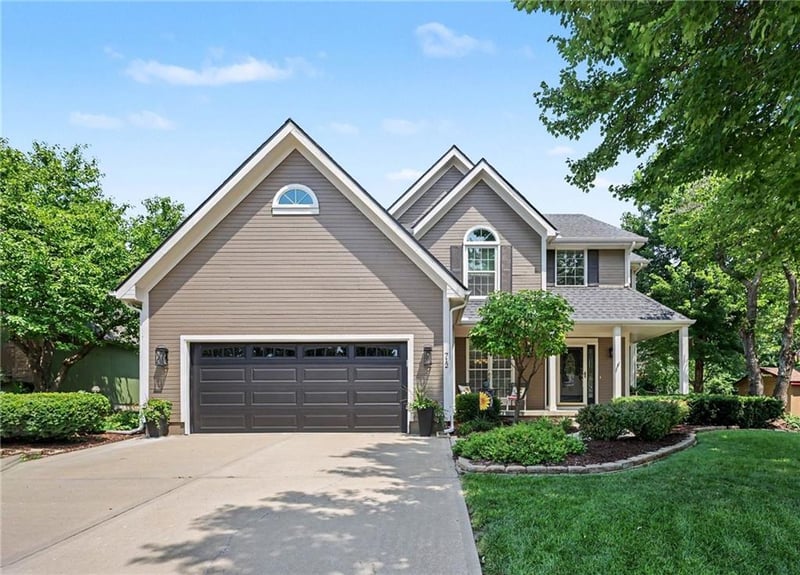 712 Cottonwood Dr, Lansing, KS 66043