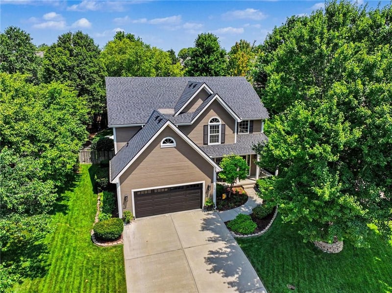 712 Cottonwood Dr, Lansing, KS 66043