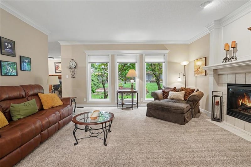 712 Cottonwood Dr, Lansing, KS 66043