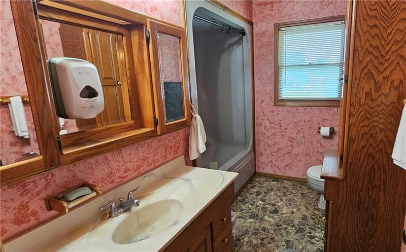 708 Orange St, Girard, KS 66743