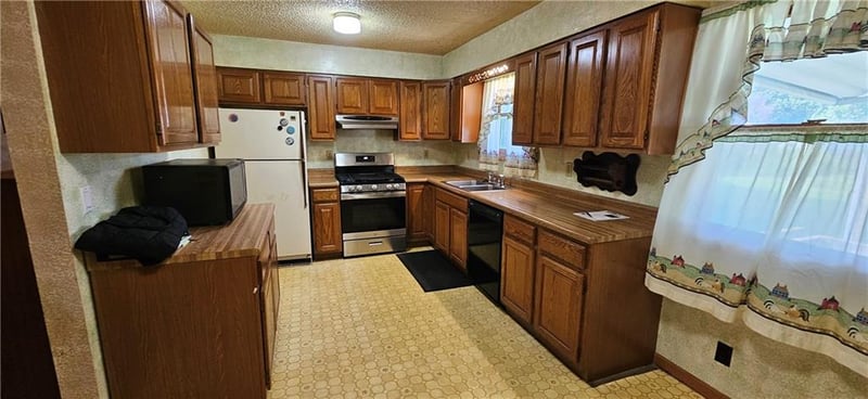 708 Orange St, Girard, KS 66743