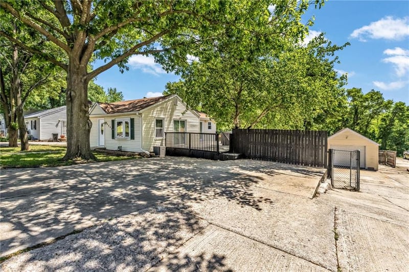 8205 Rose St, Pleasant Valley, MO 64068