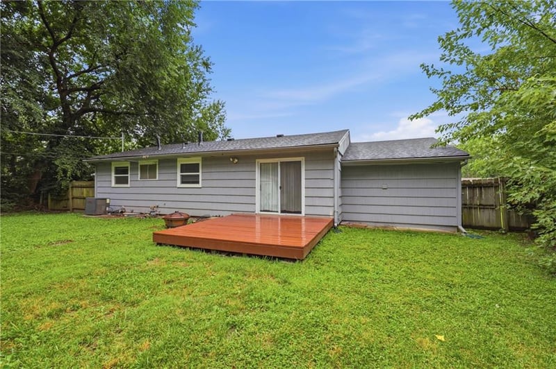 1204 62nd St, Gladstone, MO 64118