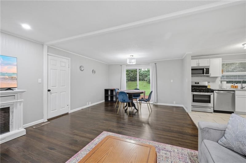 1204 62nd St, Gladstone, MO 64118
