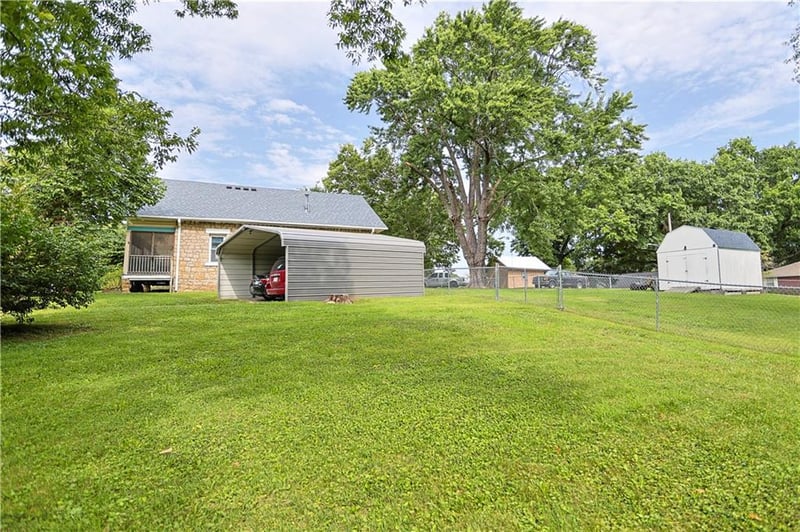 11612 Hackett St, Independence, MO 64054