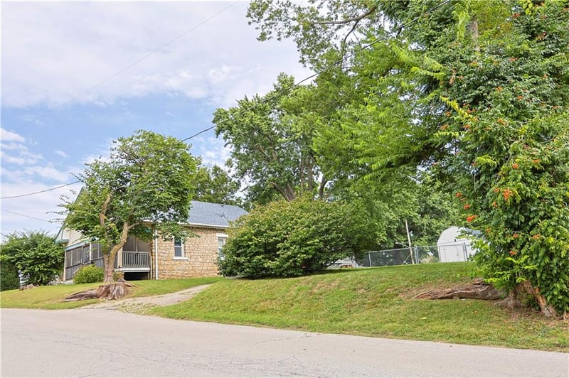 11612 Hackett St, Independence, MO 64054