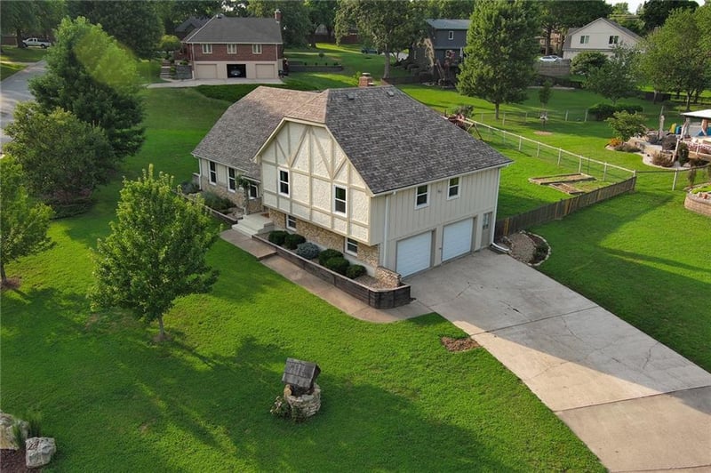 1100 SW 44th St, Blue Springs, MO 64015