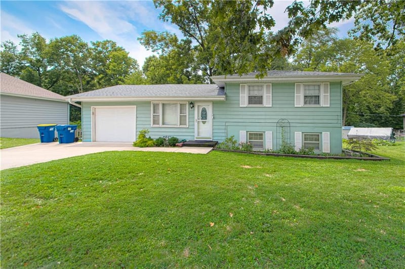 820 Main St, Liberty, MO 64068