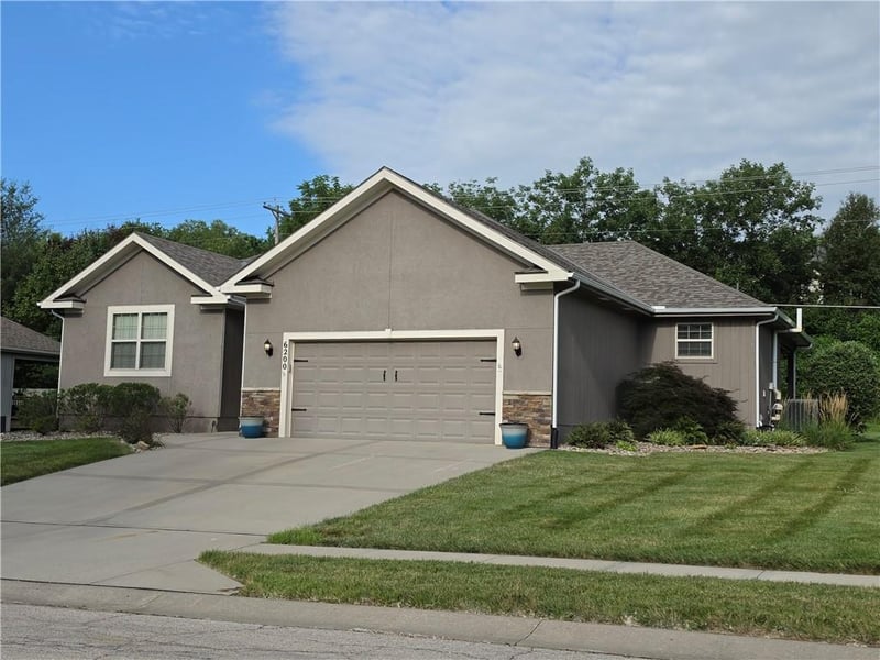 6200 Green Hills Ln, Kansas City, MO 64151