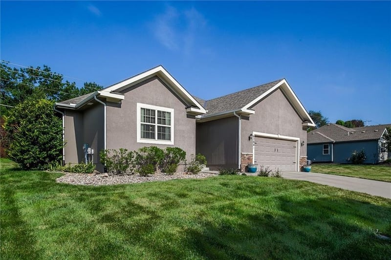 6200 Green Hills Ln, Kansas City, MO 64151