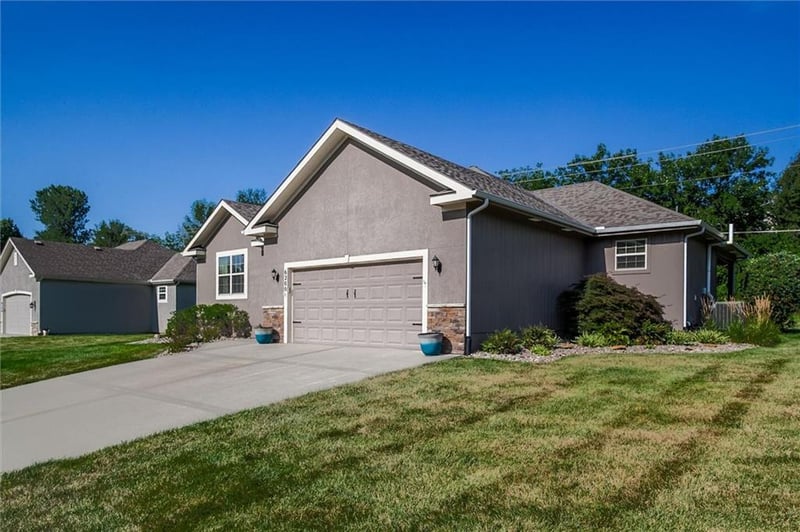6200 Green Hills Ln, Kansas City, MO 64151
