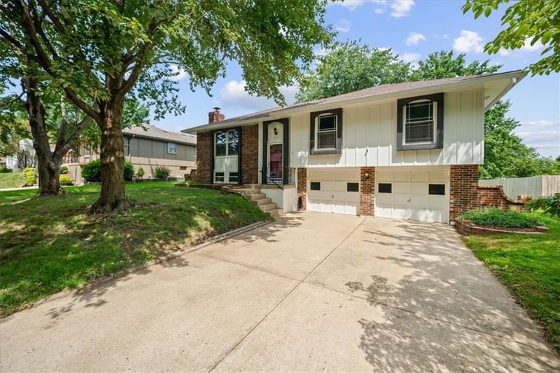 417 Stonewall Dr, Blue Springs, MO 64014