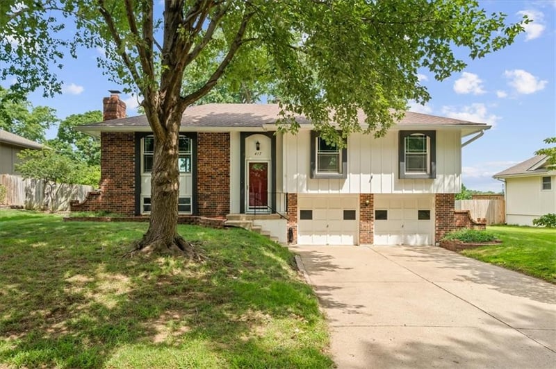 417 Stonewall Dr, Blue Springs, MO 64014