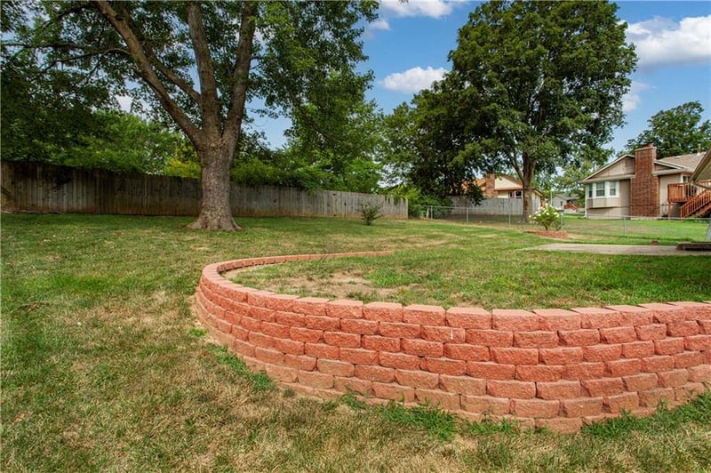 2404 Viking Dr, Independence, MO 64057