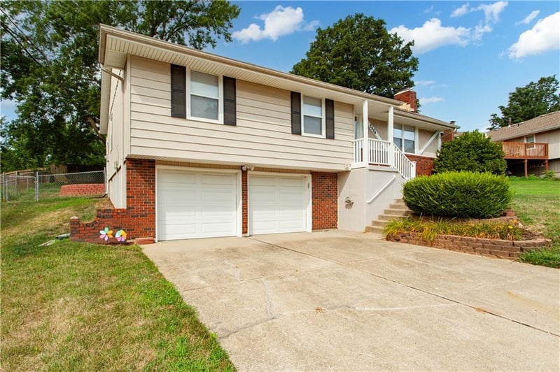 2404 Viking Dr, Independence, MO 64057