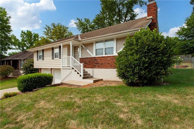 2404 Viking Dr, Independence, MO 64057