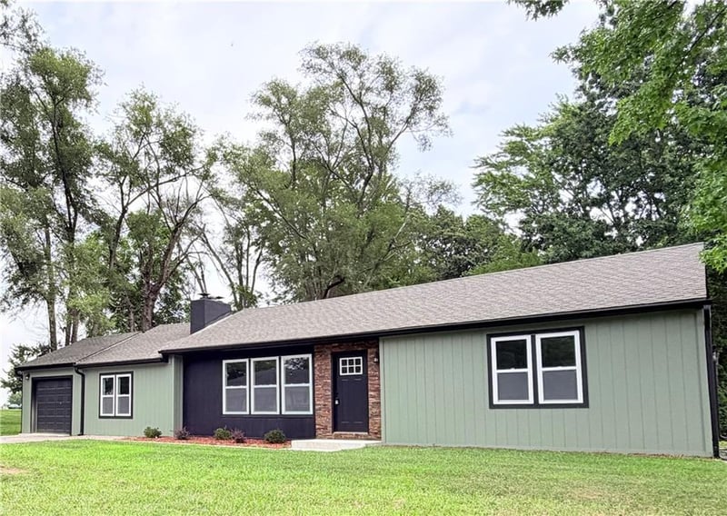 605 Douglas St, Lee's Summit, MO 64063