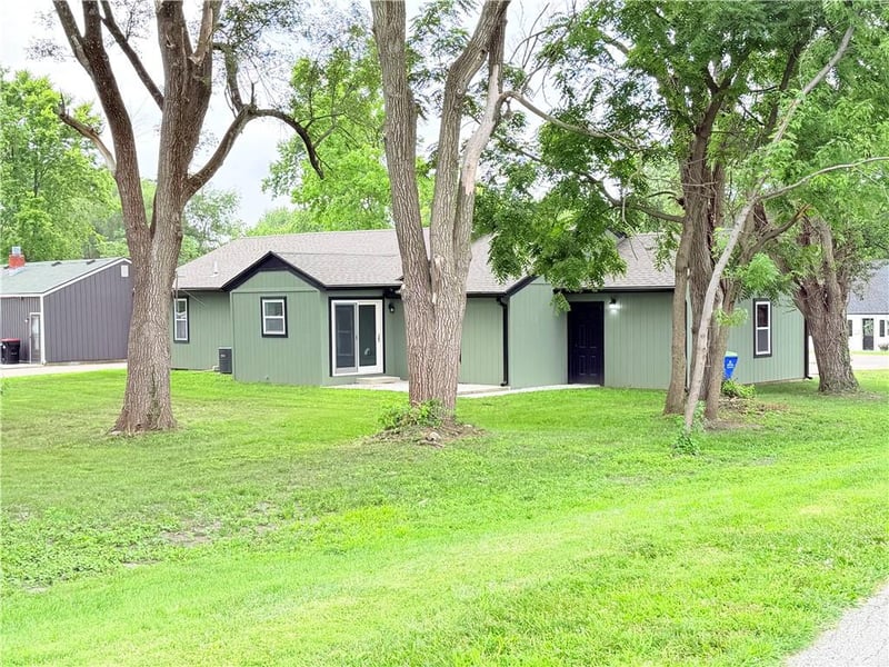 605 Douglas St, Lee's Summit, MO 64063