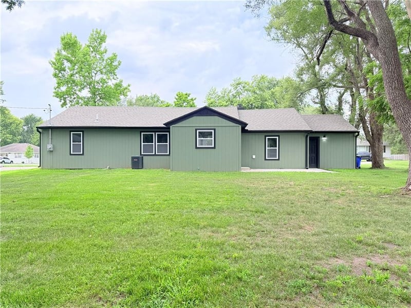 605 Douglas St, Lee's Summit, MO 64063