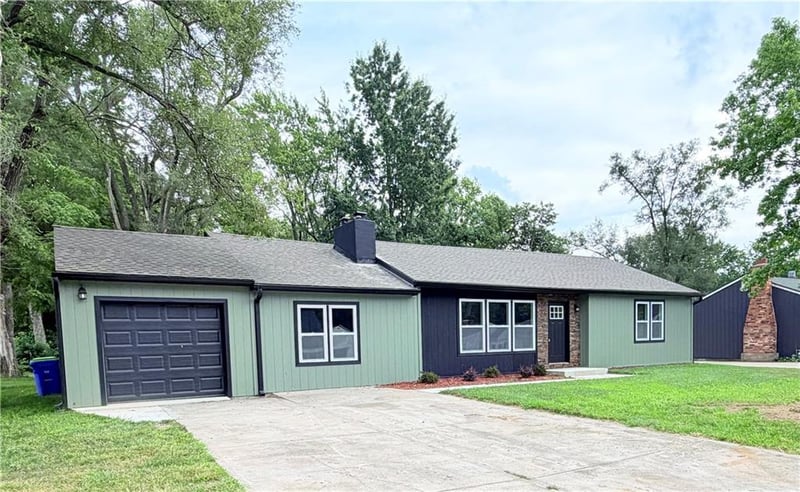 605 Douglas St, Lee's Summit, MO 64063