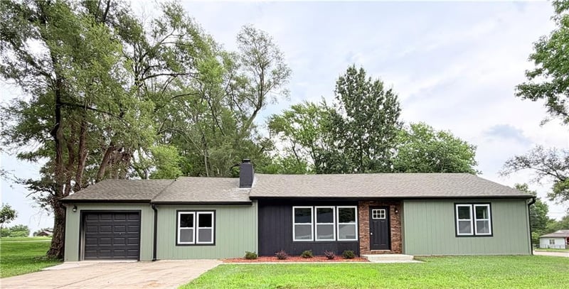 605 Douglas St, Lee's Summit, MO 64063