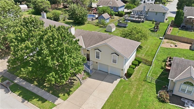 505 Blue Grass Dr, Raymore, MO 64083