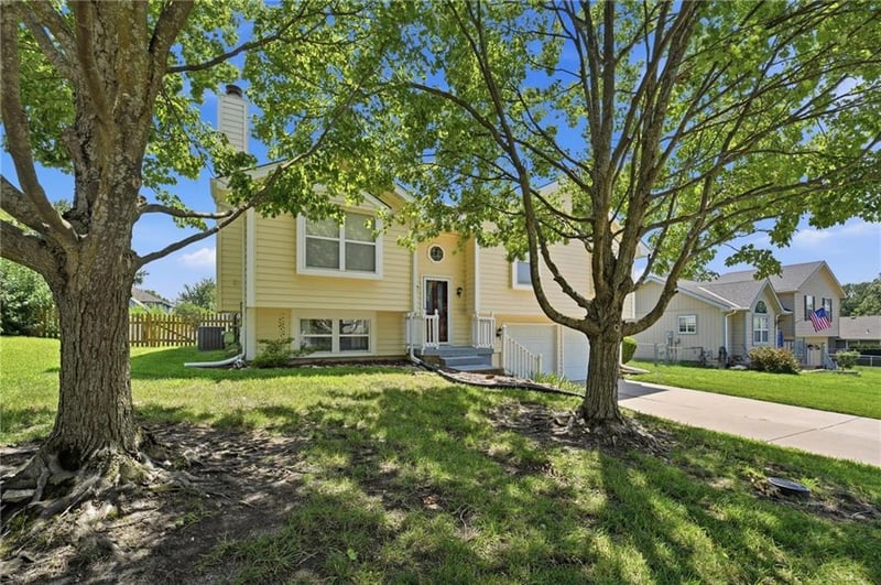 505 Blue Grass Dr, Raymore, MO 64083