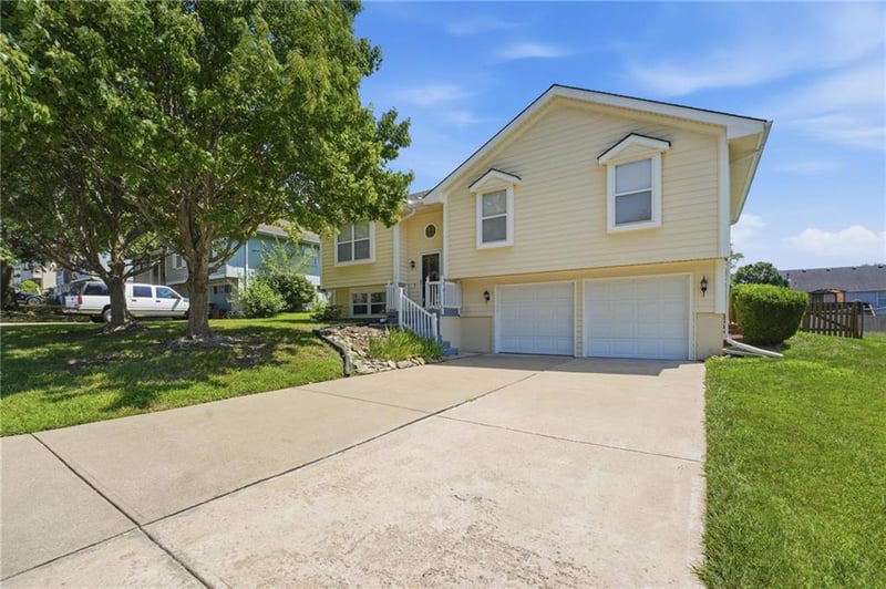 505 Blue Grass Dr, Raymore, MO 64083