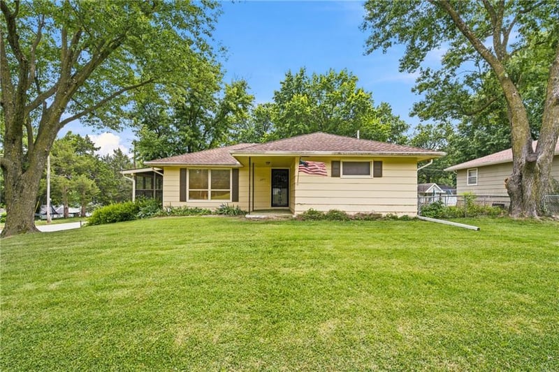 1403 Shawnee St, Leavenworth, KS 66048