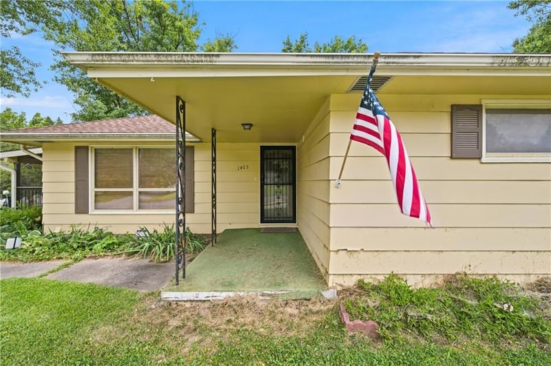 1403 Shawnee St, Leavenworth, KS 66048