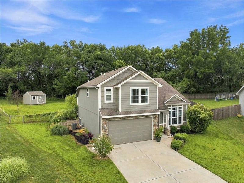 16805 Juniper Dr, Basehor, KS 66007