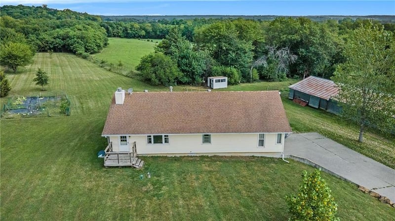 22248 Mcintyre Rd, Leavenworth, KS 66048