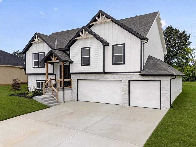 132 SE Nelson Dr, Blue Springs, MO 64014